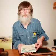The amazing woodblock printmaker David Bull shows his lasted piece of art.⁽⁴⁾