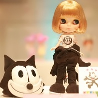 A Felix the Cat Blythe doll designed by Michiru und Over the Stripes.