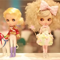 The Blythe dolls created by Hello Kitty Designer Yūko Yamaguchi (山口裕子) and *Soleil* (right).
