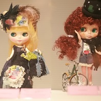 The Blythe dolls designed by J&COMPANY (left) and Laundry (right).