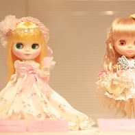 Gothic lolita Blythe dolls wearing Victorian Maiden (left) and Liz Lisa (right) apparel.