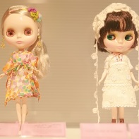 Blythe dolls created by Milly (left) and Earth Music & Ecology.