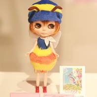 Another Junie Moon Blythe doll cosplaying みつばちハッチ (Hutch the Honeybee).