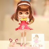 The Blythe doll by Ichigoya (苺家) displaying Akko-chan from Fujio Akatsuka (赤塚不二夫)'s "ひみつのアッコちゃん" (Akko-chan's Secret).