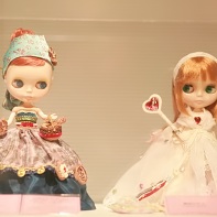 A Blythe doll by designer Kenta Shibusawa (渋沢健太) on the left and a Tokyo Alice (東京アリス) doll on the right.