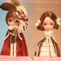 An Alice and the Pirates Blythe doll (left) next to a doll created by Kenichi Koyama (こやまけにち).