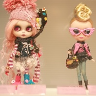 A doll designed by beans+ (Studio-UOO!) and a Hysteric Mini Blythe doll (right).
