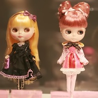 Blythe dolls wearing outfits by h.NAOTO (left) and Metamorphose temps de file (right).