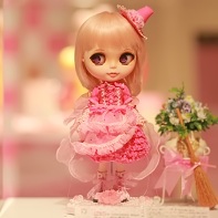 The Blythe doll beauty constest entry Brander May by Majokko Seisaku Iinkai (魔女っこ制作委員会).