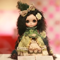 Another Blythe beauty contest participant by Tomoko Katayama (片山智子) with her doll Rose of Versailles.