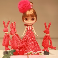 Miou's Ms. Fish Hand Blythe doll accompanied by red rabbits.