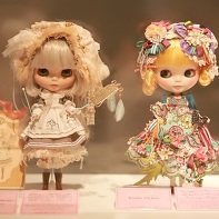 A bell lyre-playing Blythe doll by Imai Kira & Uran & Hiroko (left) and a Koritsu Factory doll on the right.