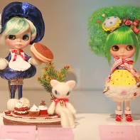 The Blythe doll Dorarita by Mindtrigger (left) and a needlework Blythe doll by K･Q･B (right).