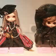 Excentrique's pirate motif Blythe doll (left) and a black Dark Princess Knight doll by SMASH! (right).