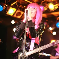 MuMu singing in front of the bright lights of the Live Inn Rosa stage.