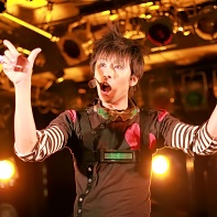 The funny frontman of きゃらめるまん (Kyarameruman) singing to his electro sound music.