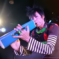 きゃらめるまん, not afraid of weird instruments, playing some kind of toy harmonica horn.