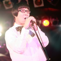 サミーちゃん (Sammie-chan) of 装置メガネ (Sōchi Megane) singing at the Live Inn Rosa club.