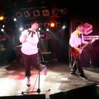 The three members of 装置メガネ (Sōchi Megane): アサP君 (Asa P-kun), サミーちゃん (Sammie-chan) and ヒット君 (Hit-kun).