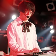 アサP君 (Asa P-kun) plays synthesizer for the pop band 装置メガネ (Sōchi Megane).