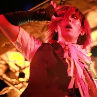 マイナス人生オーケストラ (Minus Jinsei Orchestra)'s vocalist ハル (Hull) looking for something.
