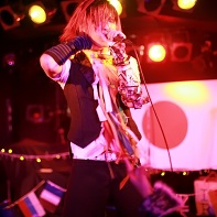 The singer ハル (Hull) is also responsible for the design and look of マイナス人生オーケストラ (Minus Jinsei Orchestra).