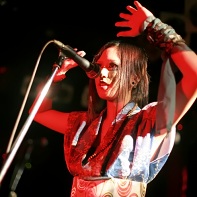 A female member of the Japanese theater group Kaiten Hyakume begins with the introduction.