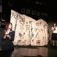 A scene of the 「夢の中で現実を見た？おしまいだっ！」 play at the Artism Festa Summer 2010.