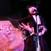 A Montsucht actress giving the prologue of their play.