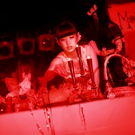 MONT★SUCHT's actors and actresses perform a silent feast on the stage of the Live Inn Rosa.