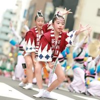 Even the children do choreographed dances at the Awa Odori.