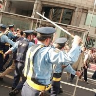 The police is busy trying to herd the anti-nuclear power demonstrators in Shinjuku.