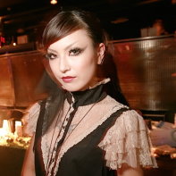 Gothic lady 玉虫 (Tamamushi) in front of the merchandise vendors.