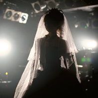 The end of the performance: Marie in backlight.